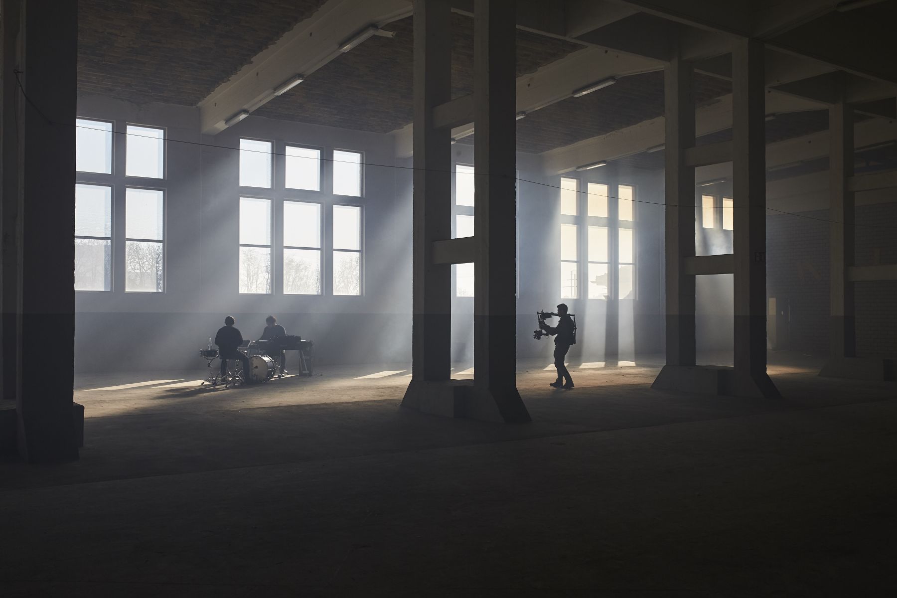 Gimbal operator in a hall with light rays
